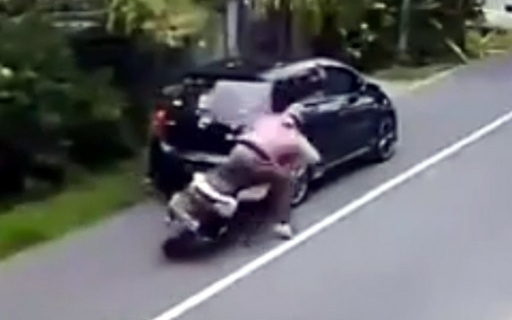 Mobil Disenggol Motor sampai Pemotor Jatuh, Pengendara Mobil Harus Tanggung Jawab?