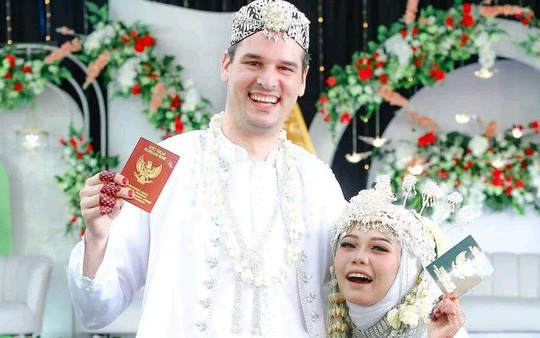 Dinikahi Bule Kanada, Begini Kisah Gadis Muara Enim yang Viral