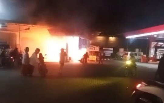 Pemotor Goyang Tangki Saat isi Bensin Berujung Terbakar