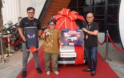 Serahkan Hadiah Utama Wuling Air EV, Program Jelajah Digital Telkomsel
