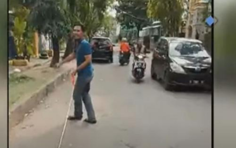 PPDB Sistem Zonasi, Viral Pria Ukur Jarak Rumah ke Sekolah Pakai Meteran