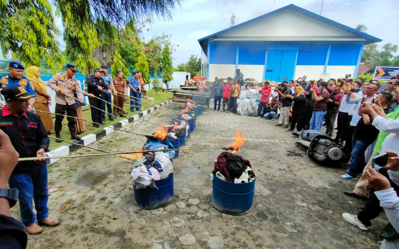 KPPBC Dumai Lakukan Pemusnahan Barang Milik Negara Hasil Penindakan