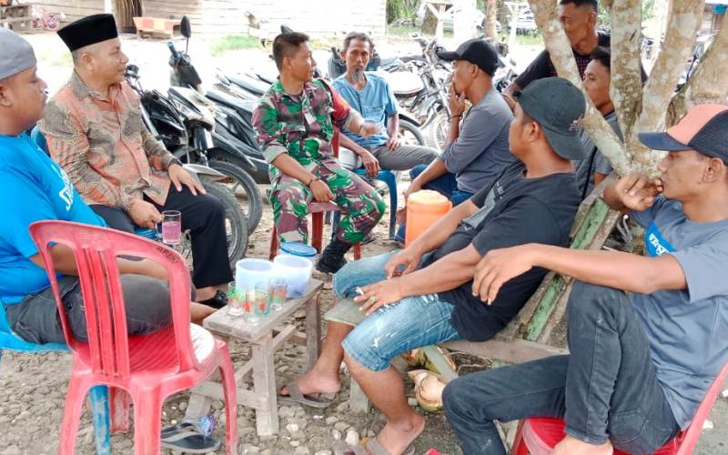 Bersama Masyarakat, Babinsa Koramil 03 Sungai Sembilan Gelar Komsos