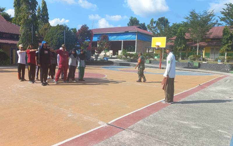 Babinsa Bukit Nenas Berikan Pelatihan PBB Bagi Siswa SMAN 3 Dumai