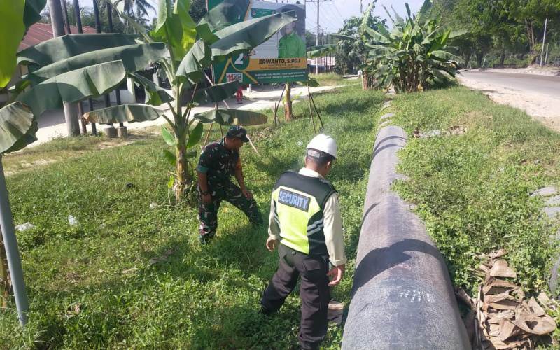 Personil Koramil 02/BK dan Security Pertamina Lakukan Pengecekan Pipa Minyak