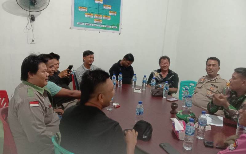 Bersama Tokoh Masyarakat, Babinsa Koramil 03 SS Gelar Komsos