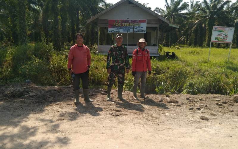 Jaga Lingkungan, Babinsa Koramil 03 Tingkatkan Keamanan di Wilayahnya