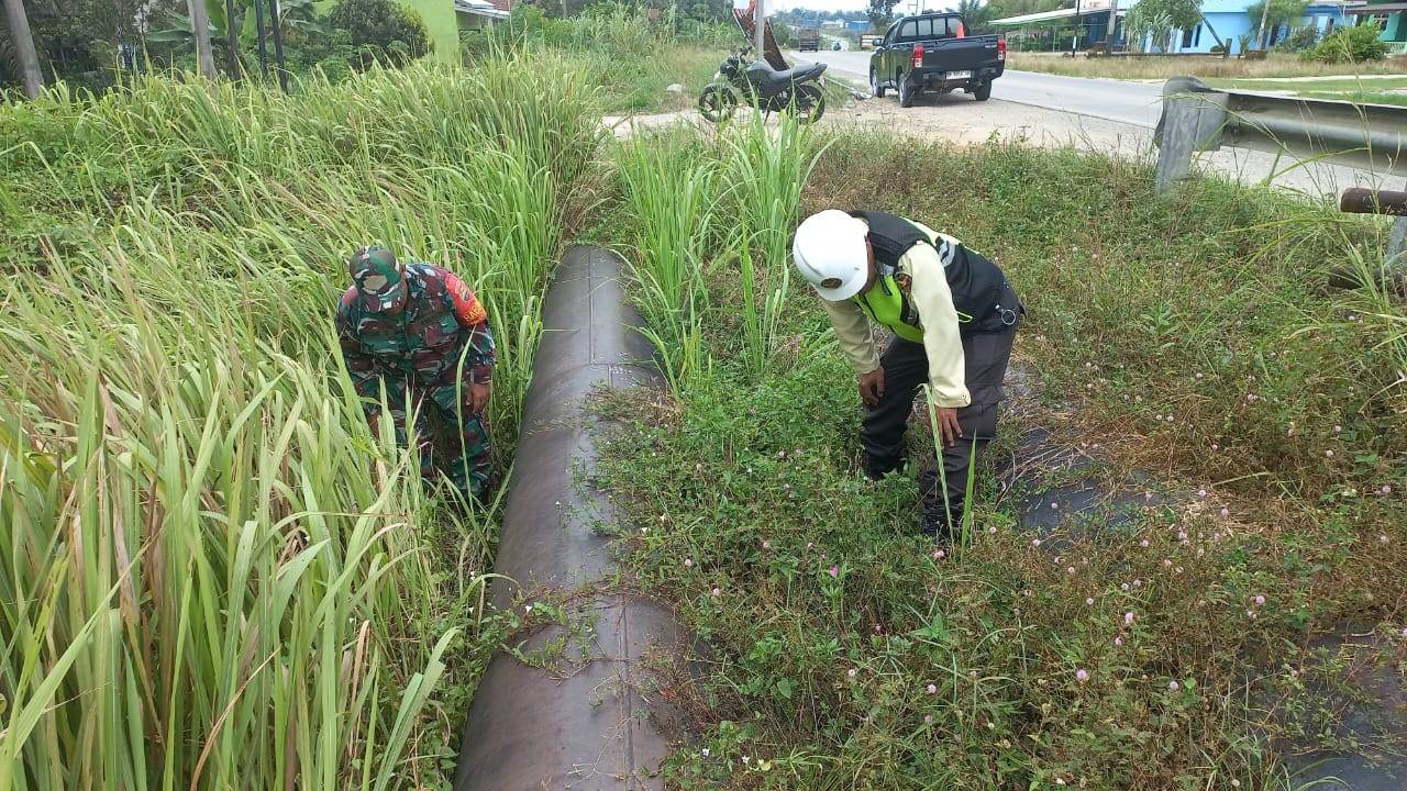 Personil Koramil 03 SS Bersama Tim Patroli di Sepanjang Jalur Pipa Minyak Pertamina