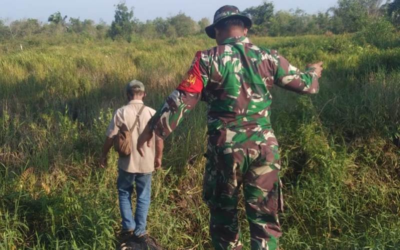 Babinsa Kelurahan Sukajadi Lakukan Patroli Cegah Karhutla di Wilayah Rawan