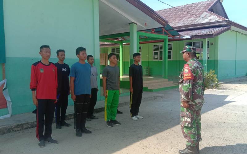 Di SMKN 6, Babinsa Koramil 02/BK Laksanakan Pelatihan Pasukan Gerakan Khusus