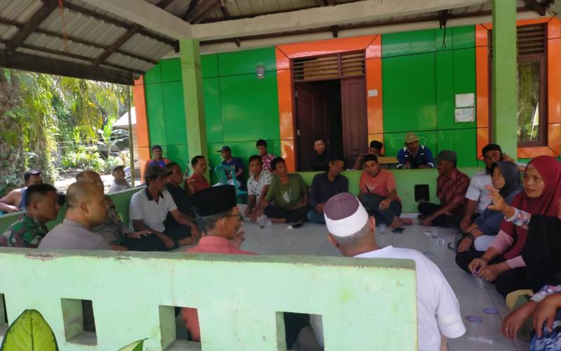 Babinsa Koramil 03/SS Gelar Komsos, Jaga Keamanan dan Ketertiban