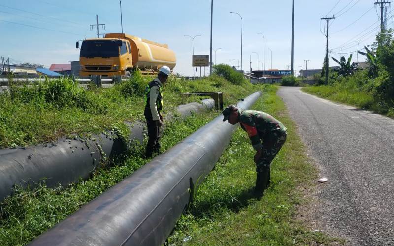 Babinsa Koramil 02/BK bersama SKK Migas Sub Sektor Kodim Dumai Lakukan Patroli