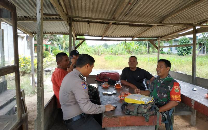 Atasi Kebakaran Hutan dan lahan, Babinsa 03/Sungai Sembilan Lakukan Patroli