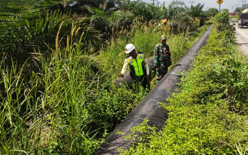 Bersama Security Pertamina, Babinsa Koramil 02/BK Patroli Cek Pipa Minyak