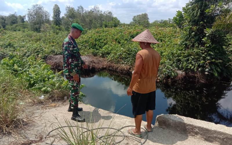 Babinsa Bagan Keladi Laksanakan Patroli Untuk Mencegah Karhutla