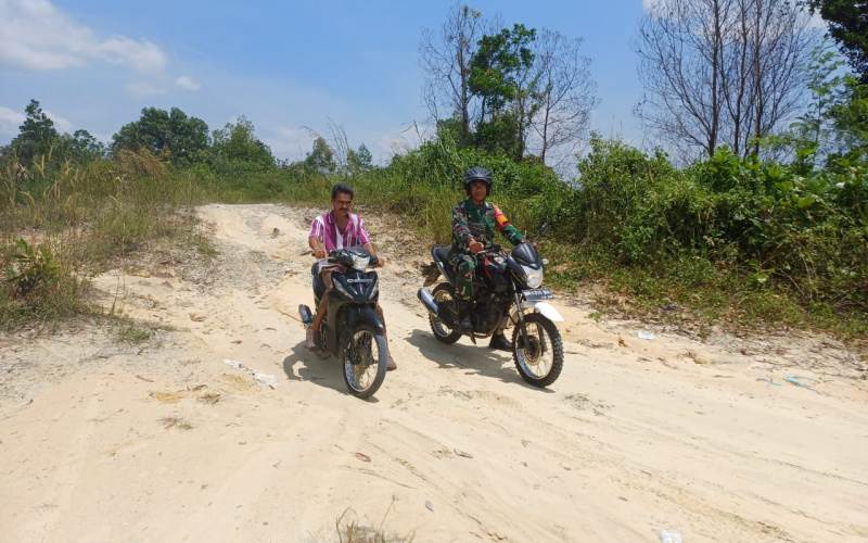 Babinsa Koramil 02/BK Lakukan Patroli Rutin Cegah Kebakaran Hutan dan Lahan