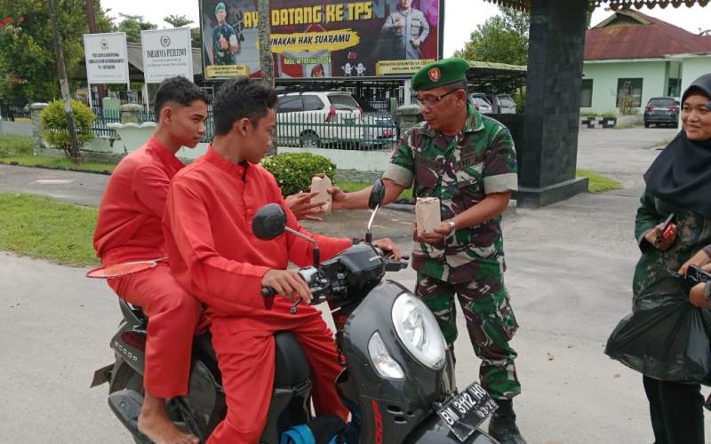 Peduli, Kodim Dumai Bagikan Nasi Siap Santap Bagi Pengendara