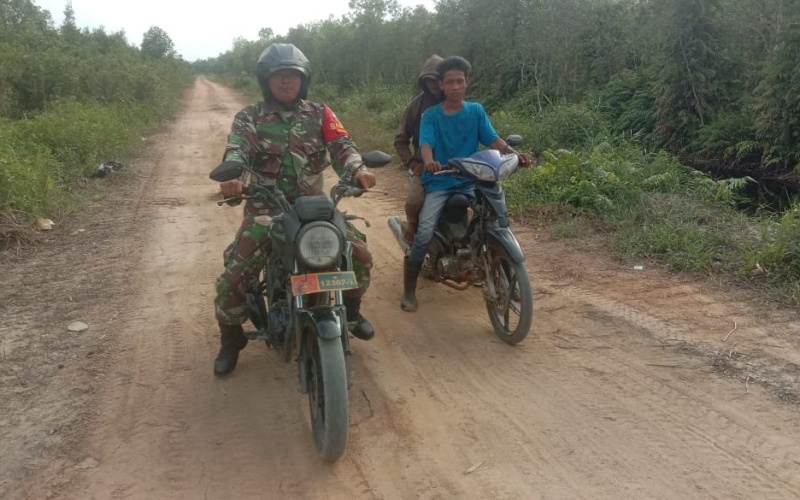 Babinsa Koramil 02/BK Lakukan Patroli dan Sosialisasi Karlahut