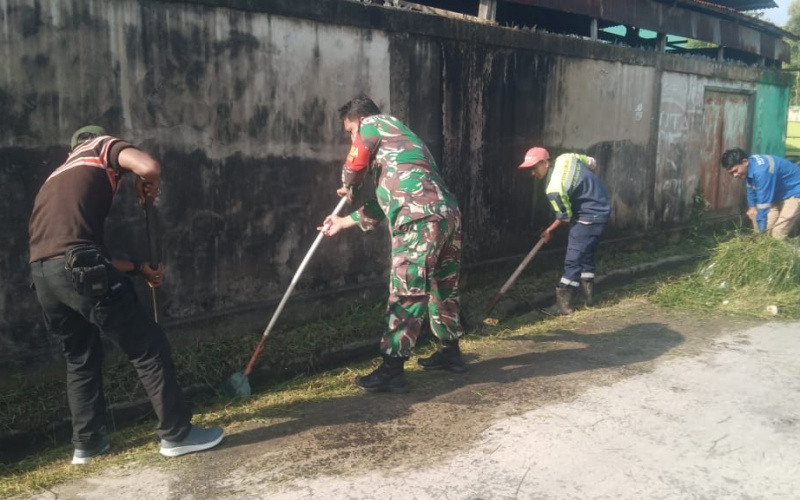 Serka Supriadi Babinsa Sukajadi Gorong Royong Bersama Warga