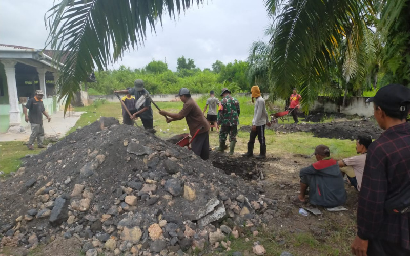 Peduli Lingkungan, Babinsa Bangsal Aceh Gotong Royong Bersama Warga