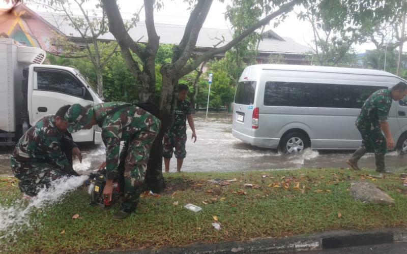 Kuras Air Banjir di Jalan, Danramil 01/Dumai Peduli Lingkungan