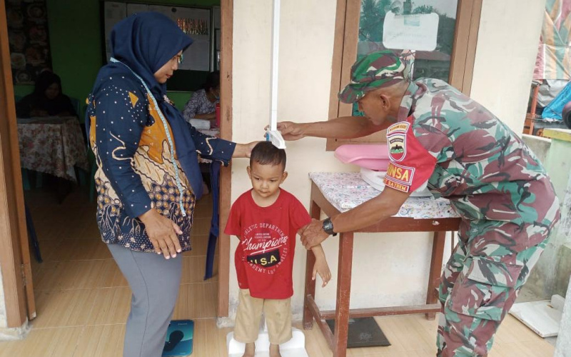 Sertu Nono Supriadi Dampingi Kegiatan Posyandu Bukit Batrem