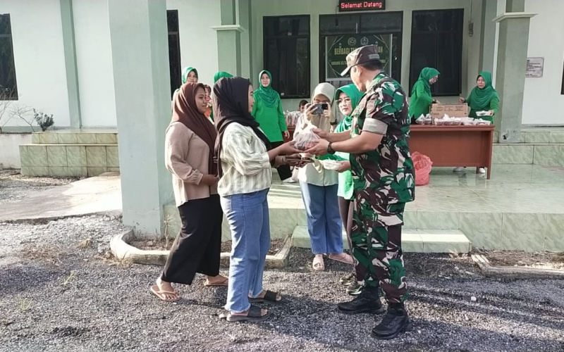 Bentuk Kepedulian, Danramil 03 Sei Sembilan Bagikan Ratusan Paket Takjil