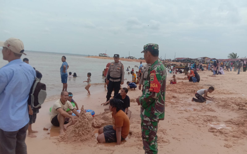 Sertu Ramli Laksanakan Pengamanan Keramaian di Pantai Koneng Dumai