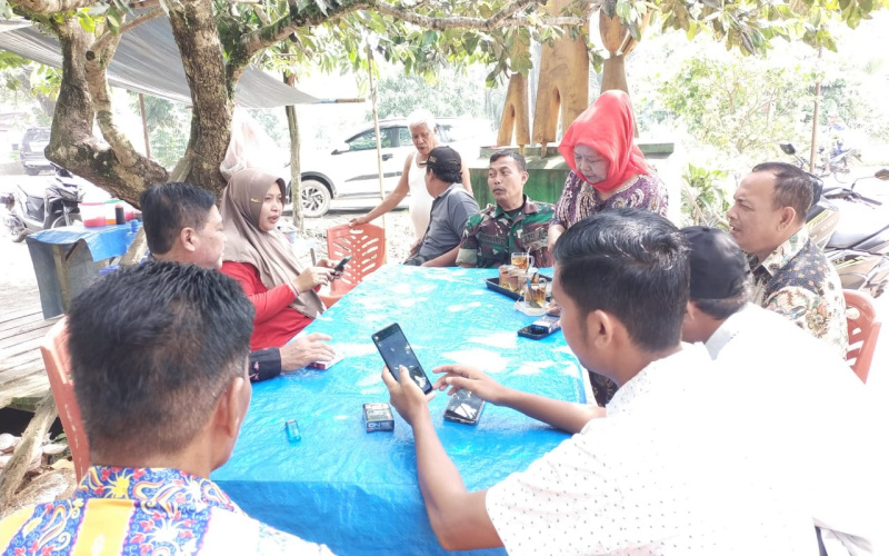 Bersama Masyarakat, Babinsa Tanjung Penyembal Hadiri Halal Bi Halal