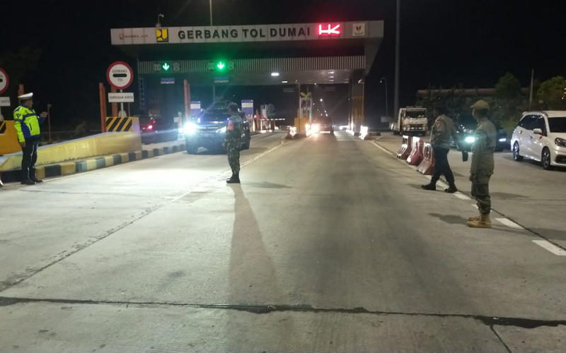 Jaga Ketertiban, Anggota Koramil 02 BK Laksanakan Pengamanan di Pintu Tol Dumai - PKU