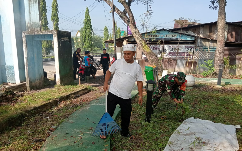 Babinsa Koramil 01 Dumai Rangkul Warga Gotong Royong Bersama
