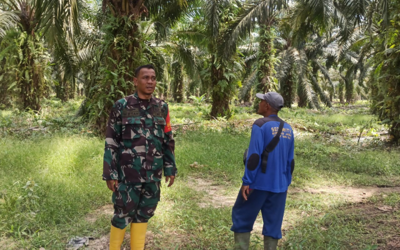 Sinergi, Serda Miftah Komukasi Sosial dengan Warga Batu Teritip