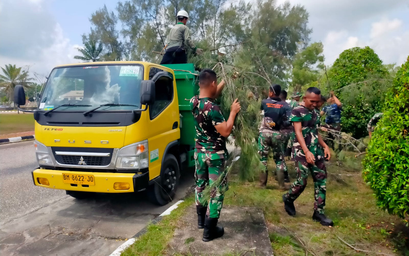 Pererat Sinergitas, Personil Kodim Dumai Gotong Royong di Lapangan PHR
