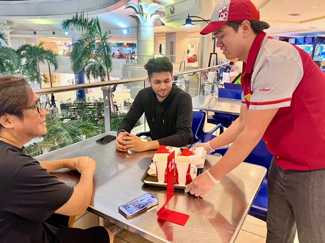 Jollibee Dianugerahi Penghargaan 10 Merek Teratas di Kuwait dalam Kepuasan Pelanggan oleh Service Hero CSI Awards 2023