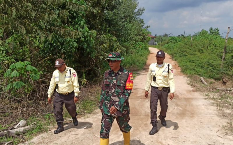 Koramil 03 Sungai Sembilan Komsos dan Patroli Karhutla