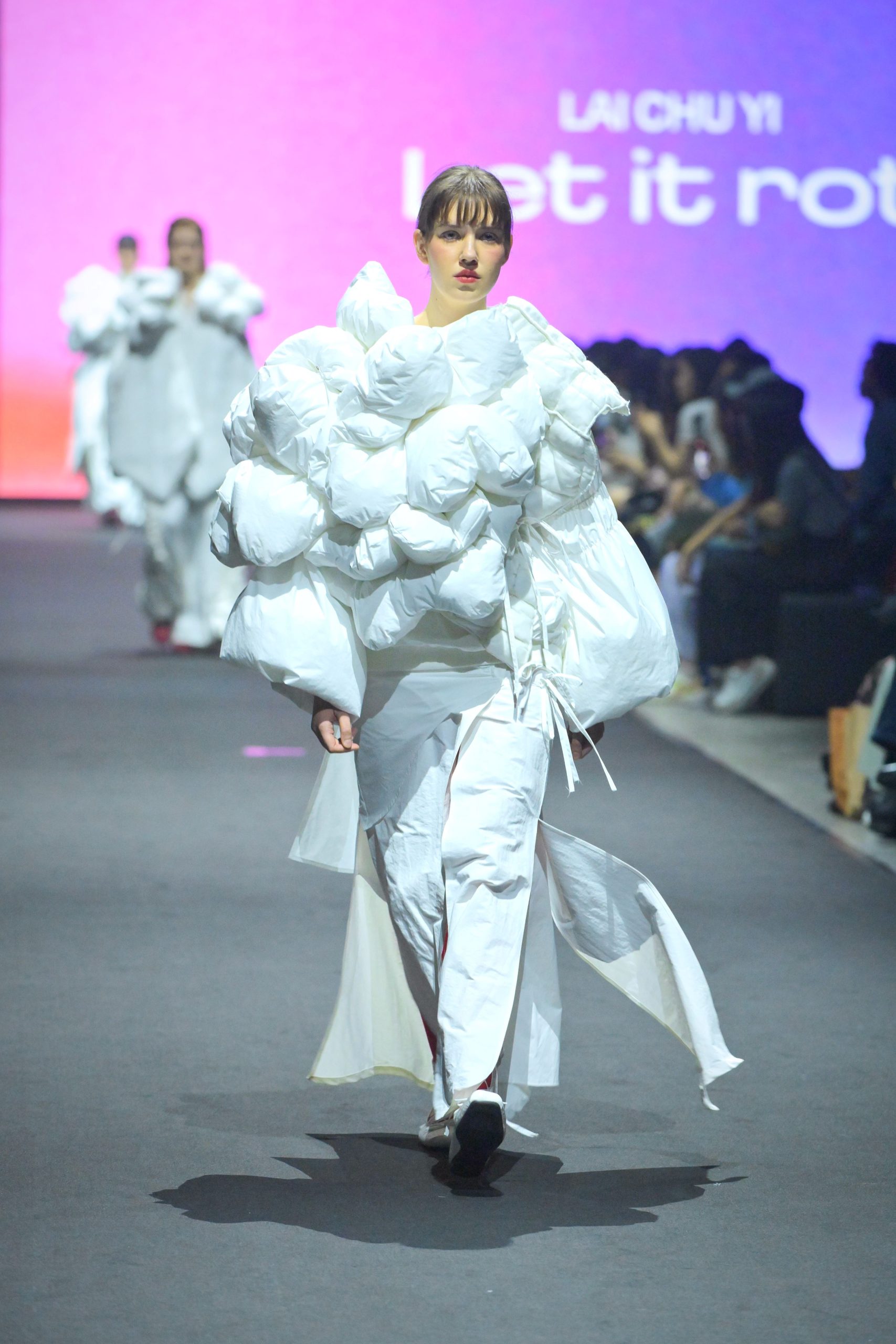 Perancang Busana Hong Kong Bersinar di PolyU Fashion Show 2024, Memberikan Dorongan Baru ke dalam Industri Mode