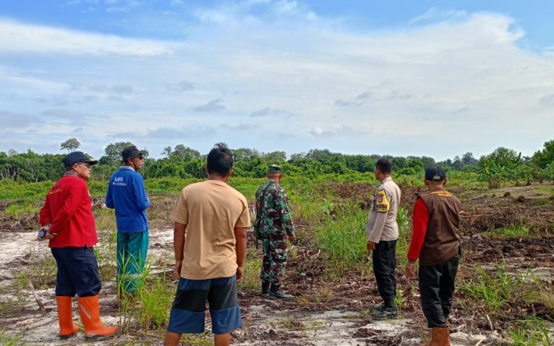 Babinsa Bukit Timah Patroli Gabungan dan Pantau Pembuatan Embung