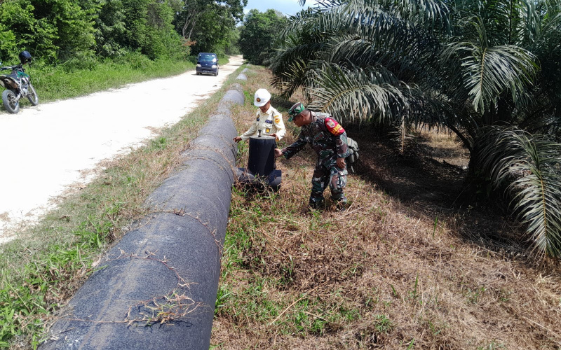 Babinsa Koramil 01 Dumai bersama Security PT Pertamina Patroli Keamanan