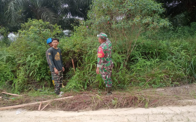 Babinsa Bagan Besar Patroli Cegah Karhutla di Jalan Infres