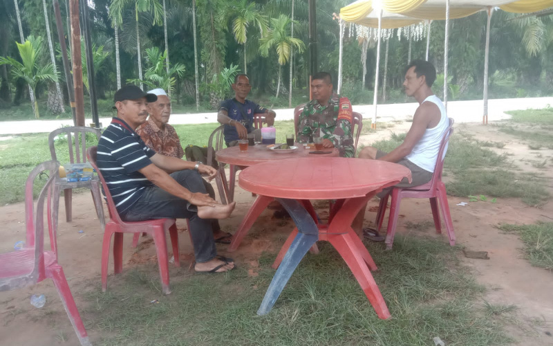 Anggota Koramil 02 Bukit Kapur Gelar Komunikasi Sosial