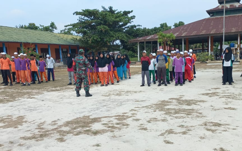 Sertu Roni Sandra Latih PBB Siswa Pesantren Imam Abi Yazid