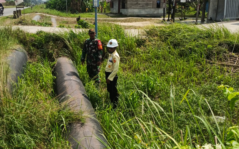 Cek Keamanan Pipa Minyak Pertamina, Koramil 02 Bukit Kapur Dampingi Security