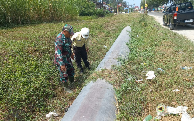 Bersama SKK Migas, Koramil 02 Bukit Kapur Patroli Cek Pipa Minyak
