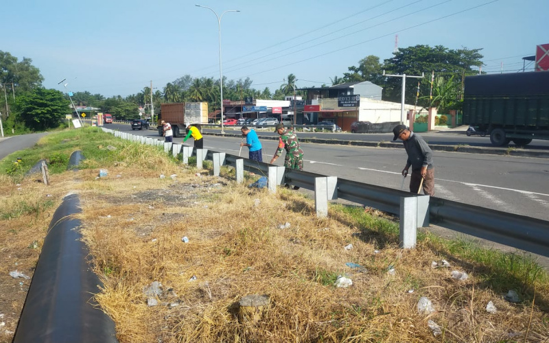 Sambut Bulan Kemerdekaan, Babinsa Bagan Besar Timur Gotong Royong Bersama