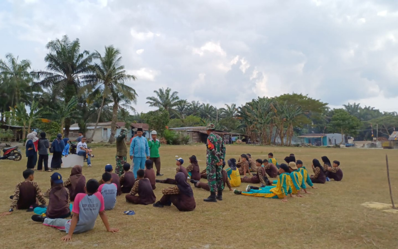 Dua Babinsa Berkolaborasi Latih PBB Siswa SMA, Persiapan Sambut HUT RI
