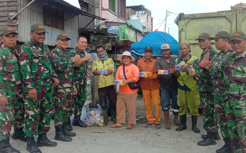 Bagi-bagi Nasi Kotak, Bentuk Kepedulian TNI Kepada Masyarakat