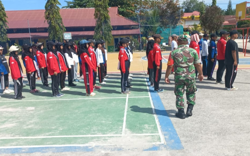 Jelang HUT RI, Rutinitas Babinsa Bukit Nenas Latih PBB