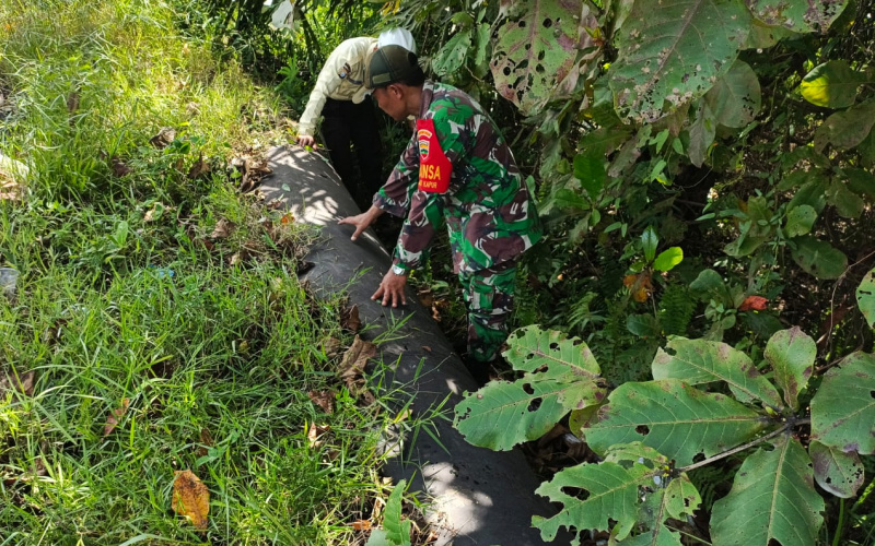 Personil Koramil 02 Jaga Keamanan Pipa Minyak Secara Menyeluruh