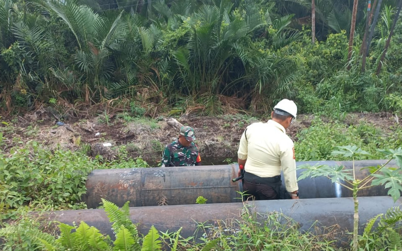 Koramil 02 Bersinergi Lakukan Patroli di Kawasan Pipa Minyak