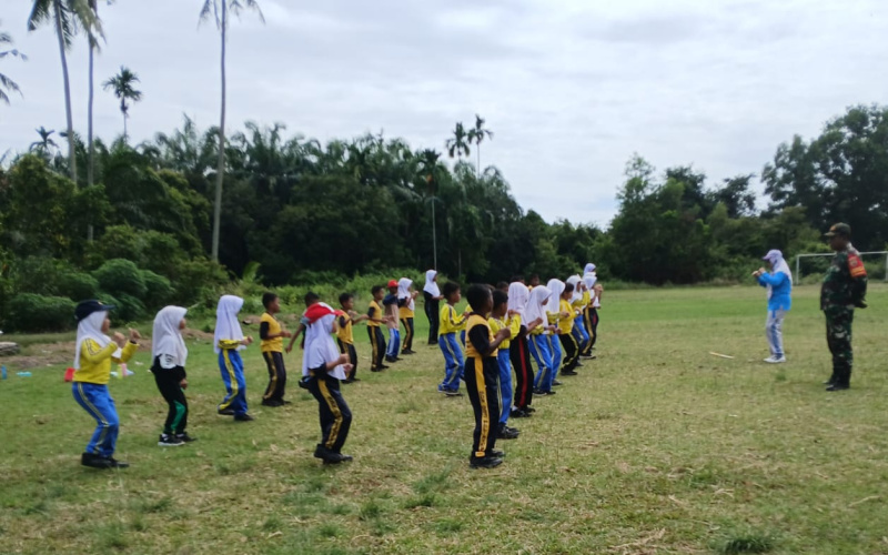 Koramil 02 Laksanakan Pelatihan PBB kepada Siswa-siswi SDN 003